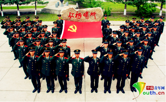 爭做“四有”軍人擔(dān)當(dāng)強(qiáng)軍重任 極地哨兵重溫誓言為黨慶生