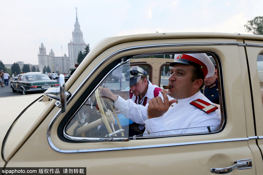 稀有古董車大集結(jié) 莫斯科舉行復(fù)古車游行