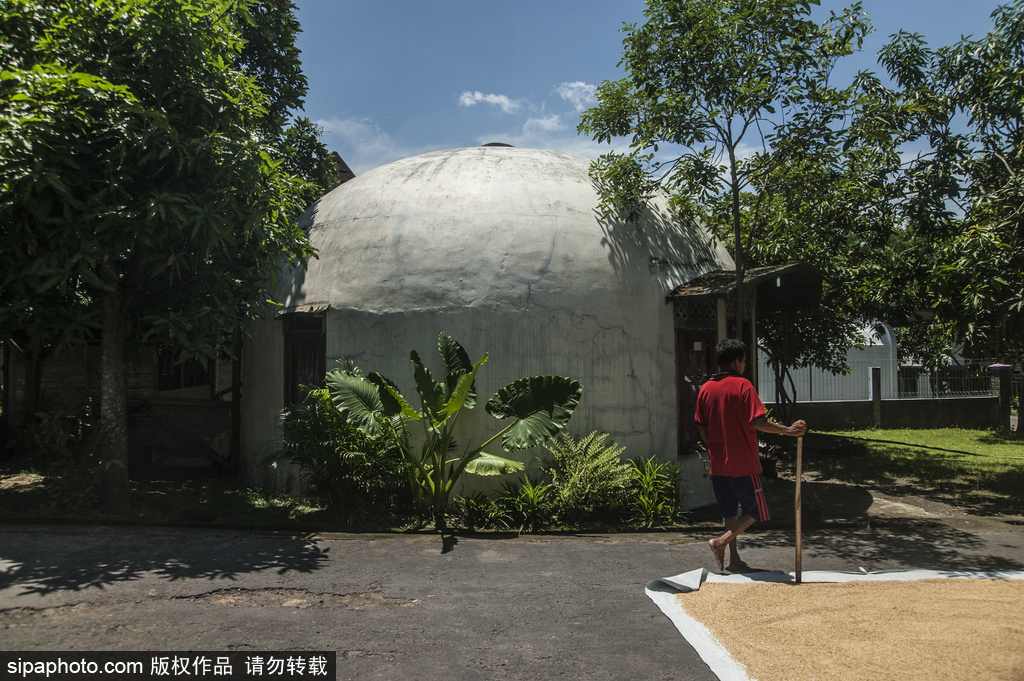 印尼海嘯十年后的災(zāi)民村 圓頂房屋造型奇特成旅游景點(diǎn)