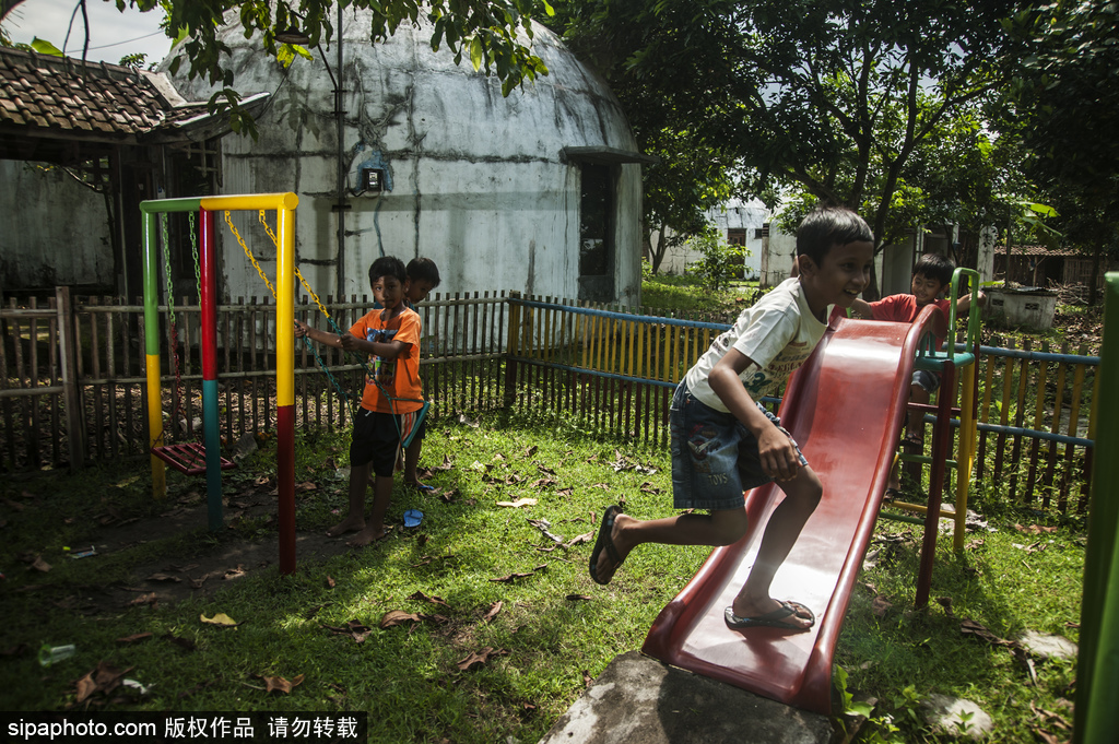 印尼海嘯十年后的災(zāi)民村 圓頂房屋造型奇特成旅游景點(diǎn)