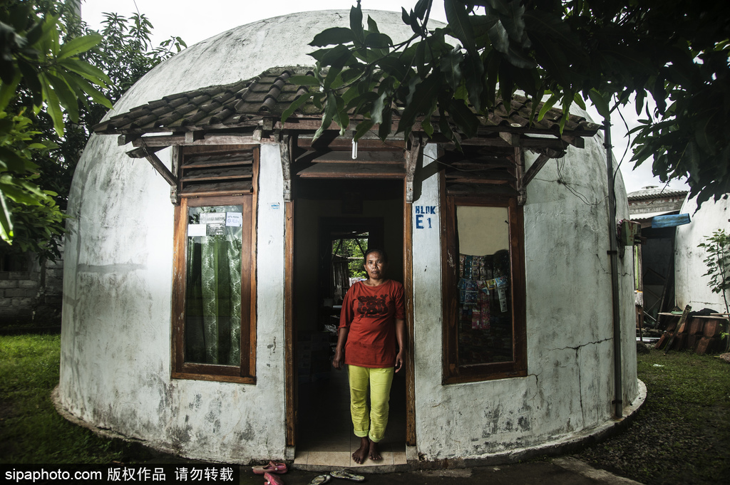 印尼海嘯十年后的災(zāi)民村 圓頂房屋造型奇特成旅游景點