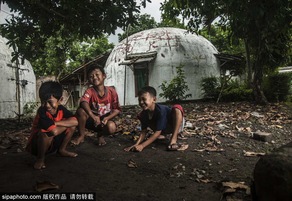 印尼海嘯十年后的災(zāi)民村 圓頂房屋造型奇特成旅游景點(diǎn)