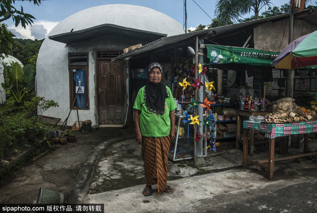 印尼海嘯十年后的災(zāi)民村 圓頂房屋造型奇特成旅游景點(diǎn)