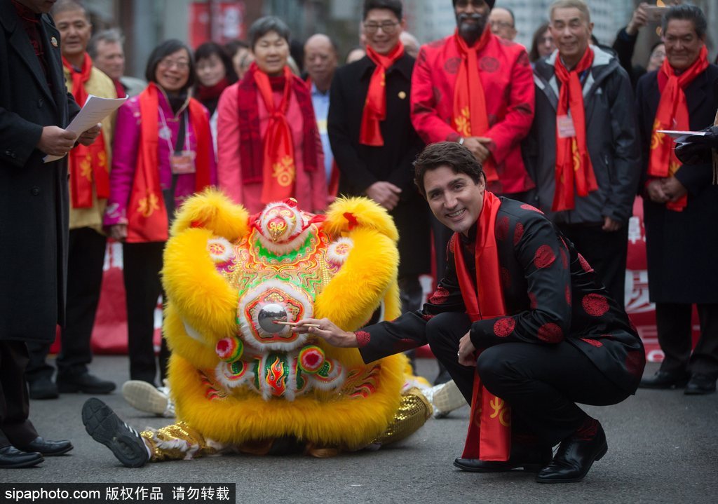 加拿大總理特魯多身著唐裝參加春節(jié)游行 撫摸舞獅頭激萌十足