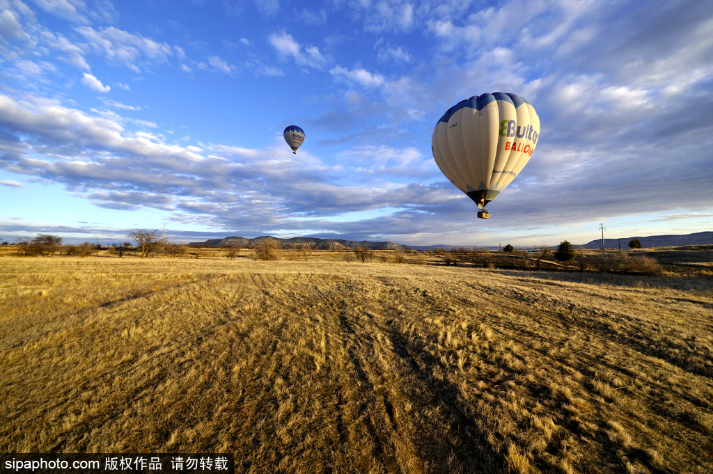 盤點(diǎn)土耳其之旅必去地 體驗(yàn)原汁原味當(dāng)?shù)赜?/></p>

<p>2015年12月15日訊，土耳其，位于土耳其中部的卡帕多西亞以其童話般的斑點(diǎn)巖層而聞名：奇特的巖石構(gòu)造、巖洞和半隱居人群的歷史遺跡令人神往。這里起初是基督教徒躲避羅馬迫害的避難處，公元4世紀(jì)，一群僧侶建立了卡帕多西亞的主要部分。土耳其的卡帕多西亞，它被美國《國家地理》雜志社評(píng)選為十大地球美景之一。是地球上最適合乘熱氣球的兩個(gè)地方之一。</p>
</div>

<div width=