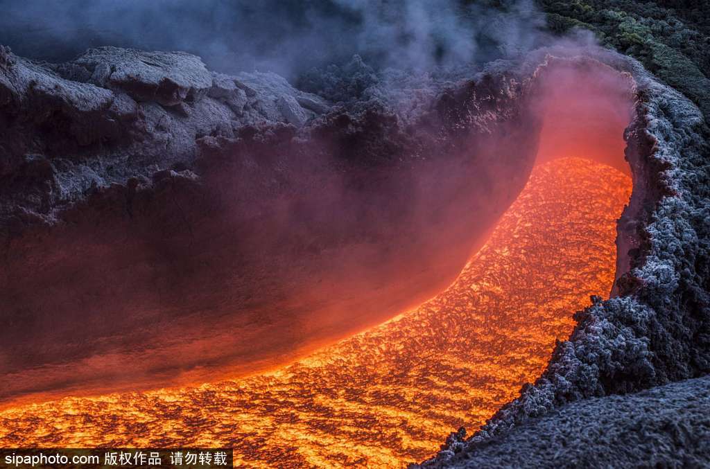 意大利埃特納火山爆發(fā) 巖漿流淌似“火河”