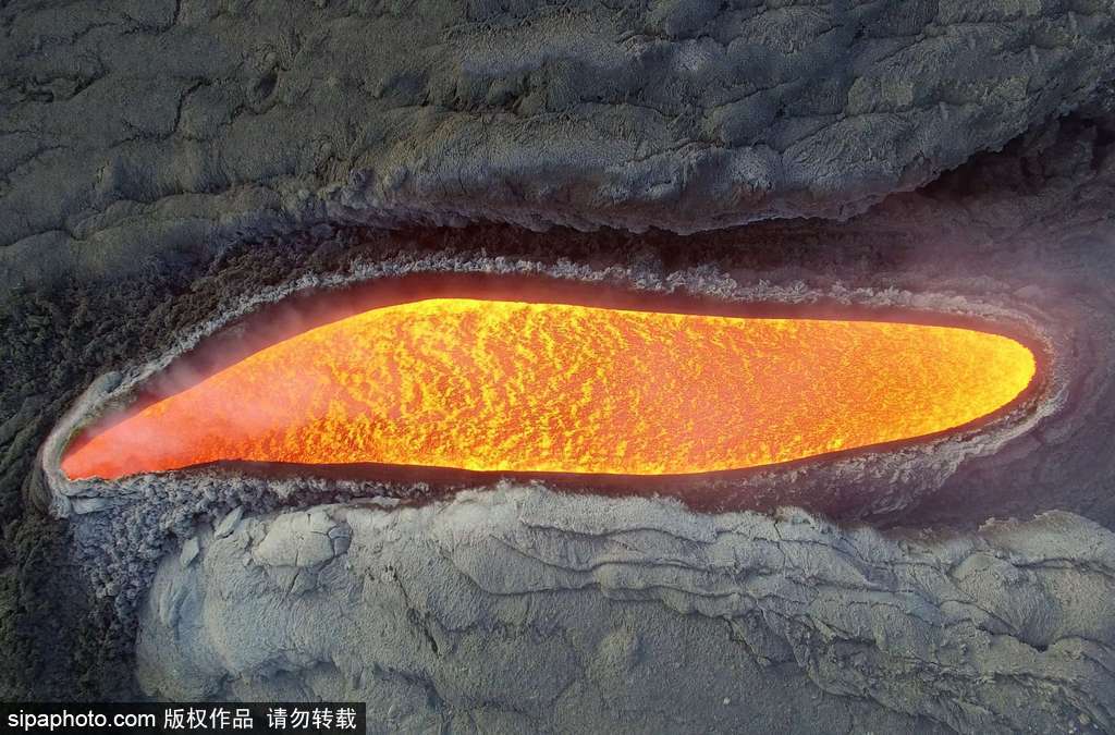 意大利埃特納火山爆發(fā) 巖漿流淌似“火河”