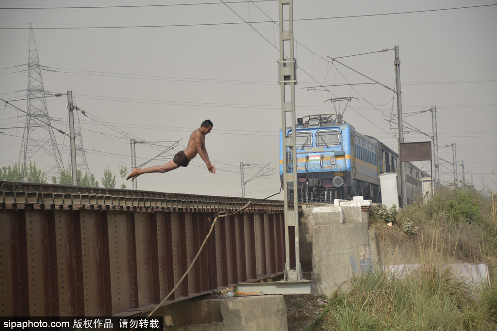 實(shí)拍印度男孩火車外玩特技 縱身躍入恒河