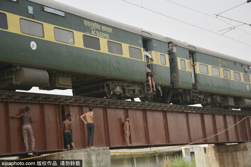 實(shí)拍印度男孩火車外玩特技 縱身躍入恒河