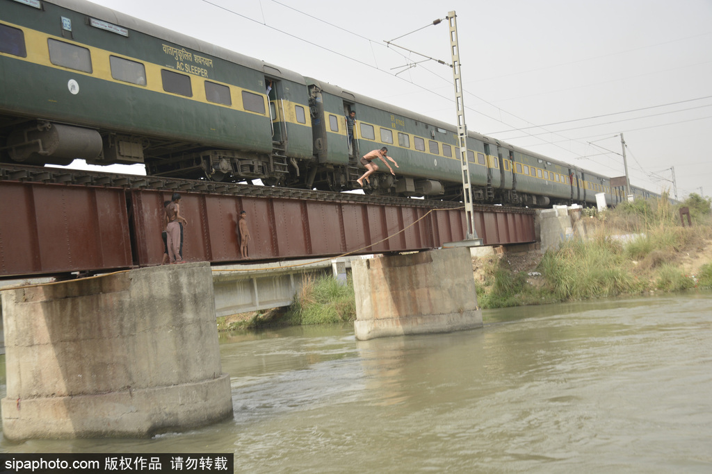 實拍印度男孩火車外玩特技 縱身躍入恒河