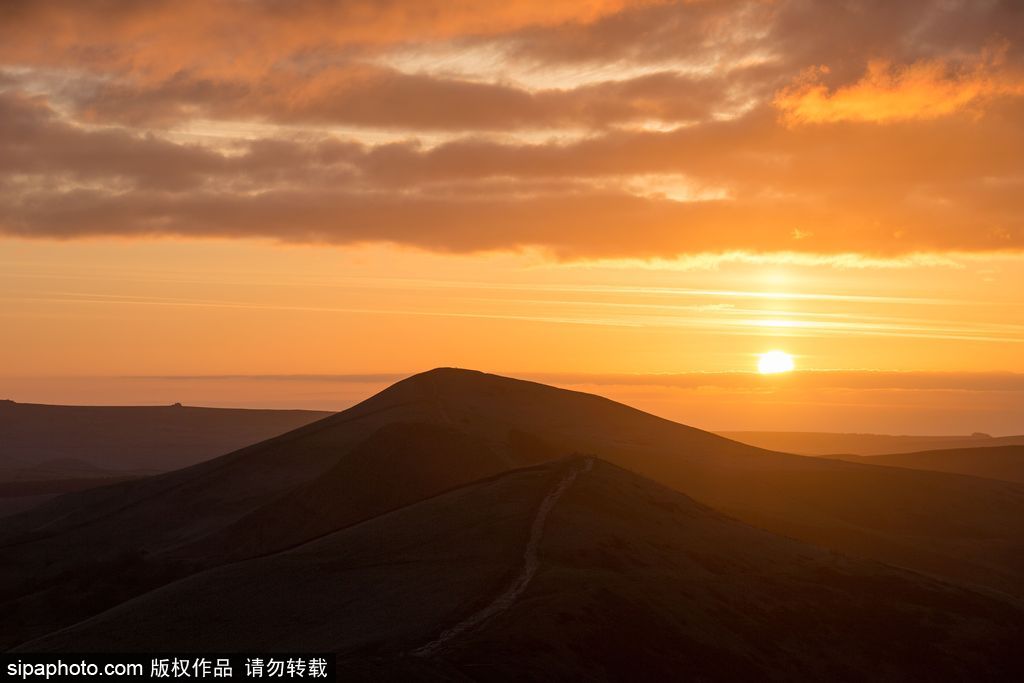 英國：德比郡天空現(xiàn)絕美日出 夢幻天空如臨仙境