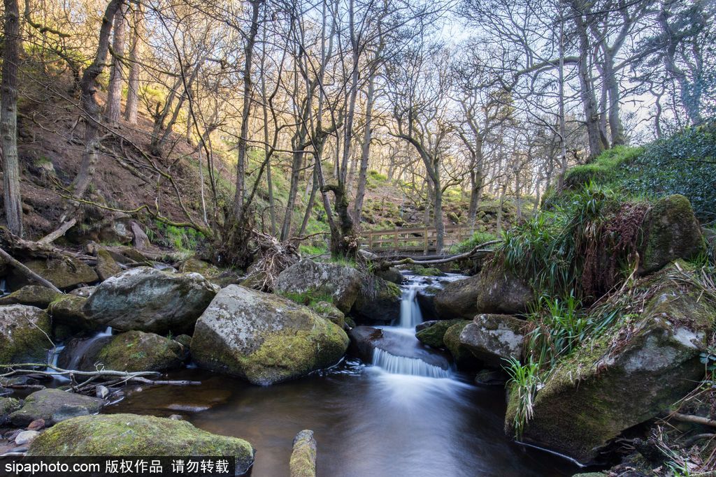 英國：德比郡天空現(xiàn)絕美日出 夢幻天空如臨仙境