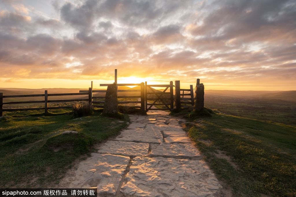 英國(guó)：德比郡天空現(xiàn)絕美日出 夢(mèng)幻天空如臨仙境