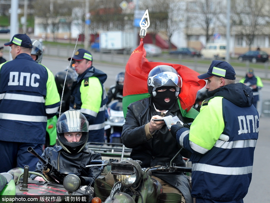 白俄羅斯舉行摩托車游行場面壯觀 騎手蝙蝠俠造型酷炫亮相