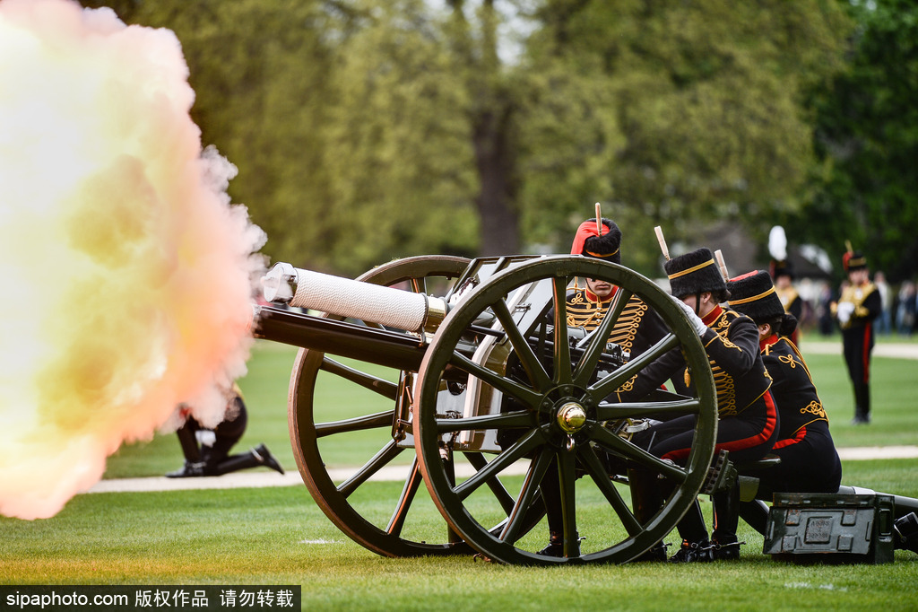 英國(guó)皇家炮兵部隊(duì)鳴禮炮41響 慶祝女王91歲生日