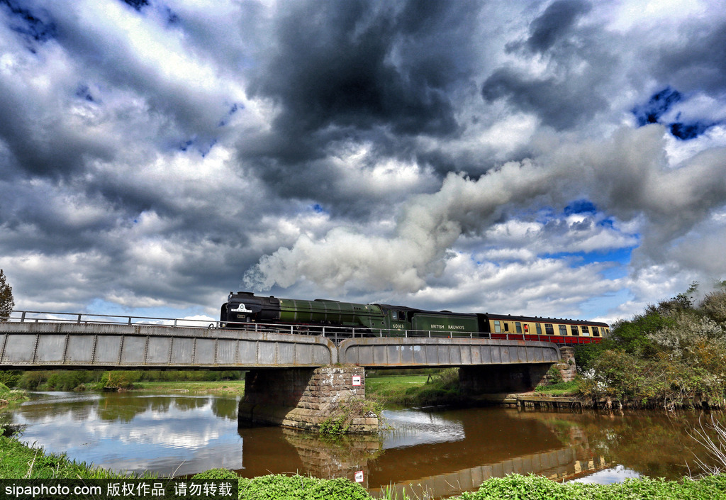 老技術(shù)也能飆車 英國(guó)“旋風(fēng)號(hào)”蒸汽火車跑出161公里/小時(shí)