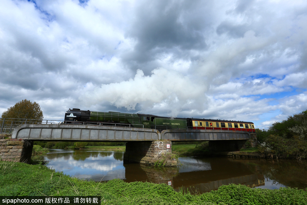 老技術(shù)也能飆車 英國“旋風(fēng)號”蒸汽火車跑出161公里/小時