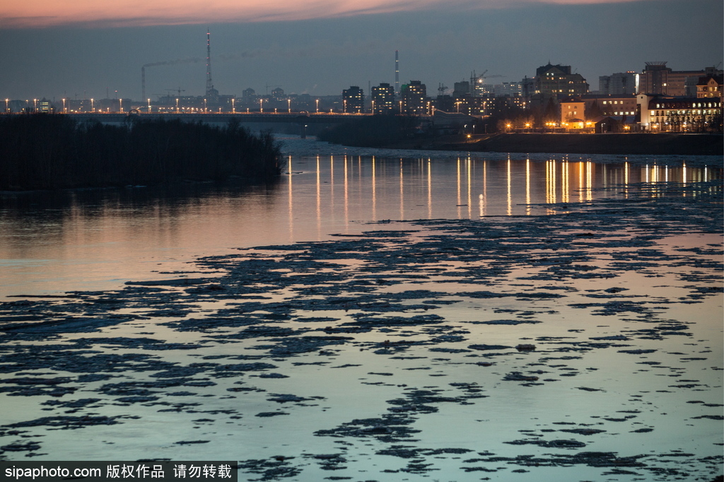 俄羅斯春季額爾齊斯河冰川消融 河面漂浮浮冰