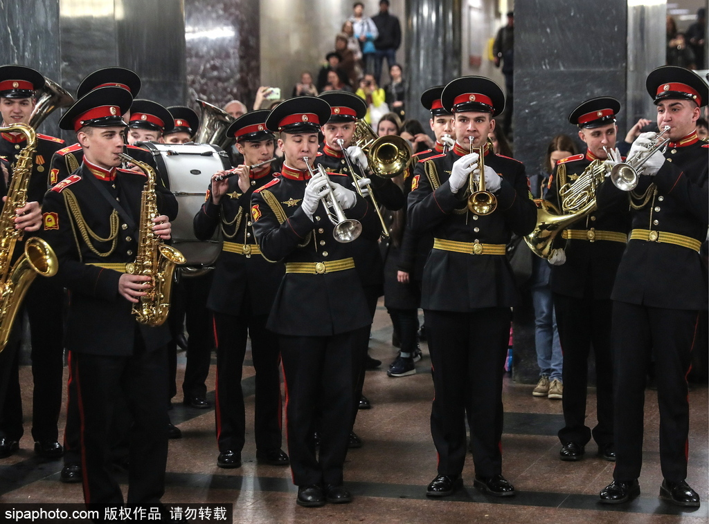 莫斯科軍事音樂學院學員地鐵站“快閃”演出 引乘客圍觀