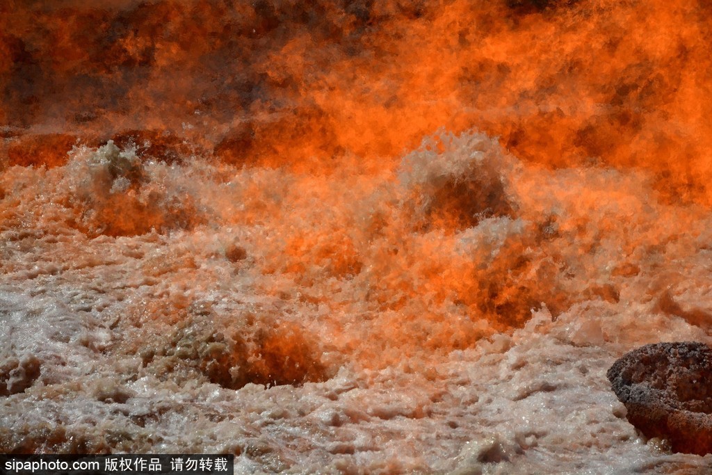 土庫曼斯坦“地獄之火”奇觀 水火也可相容