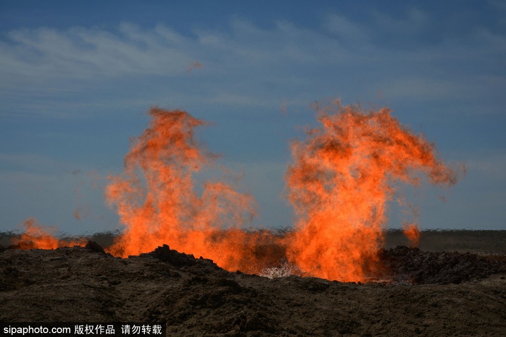 土庫(kù)曼斯坦“地獄之火”奇觀(guān) 水火也可相容