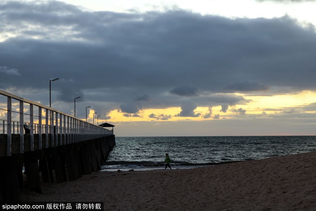 澳大利亞海岸現(xiàn)唯美日落 烏云壓境如末日大片