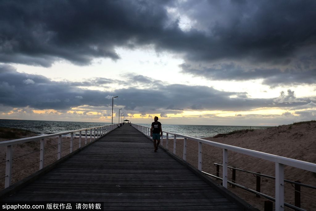 澳大利亞海岸現(xiàn)唯美日落 烏云壓境如末日大片