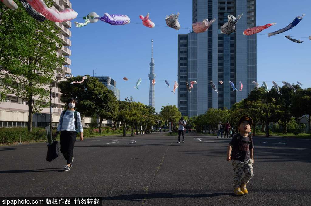 日本東京街頭鯉魚旗飄揚(yáng) 寄托祝福慶祝男孩節(jié)