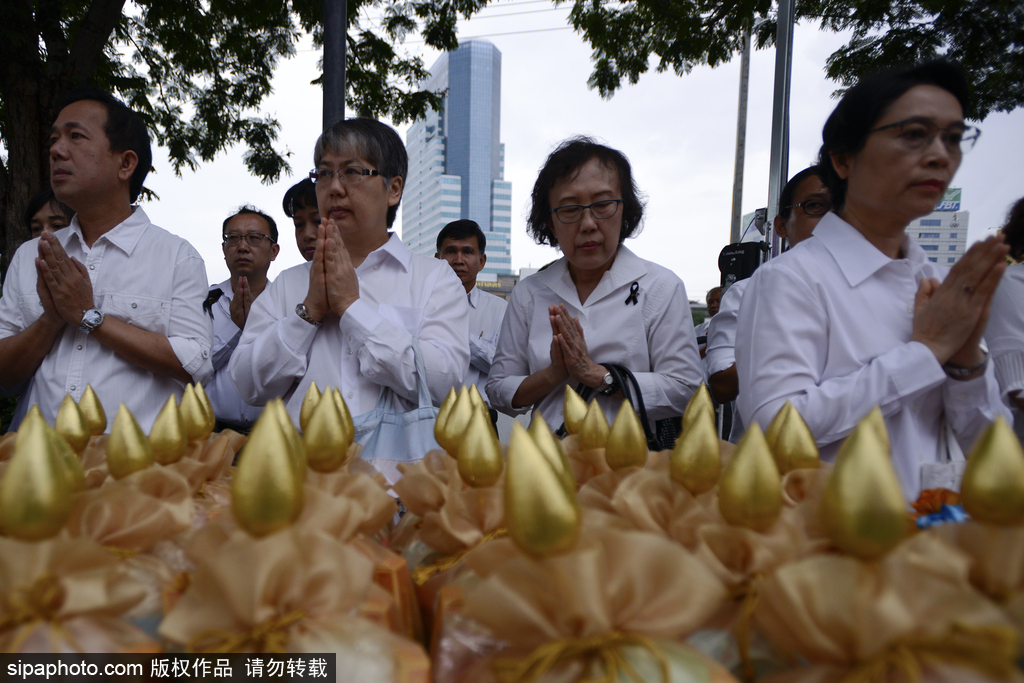 泰國(guó)慶祝佛誕節(jié) 民眾前往寺廟排隊(duì)祈福施善