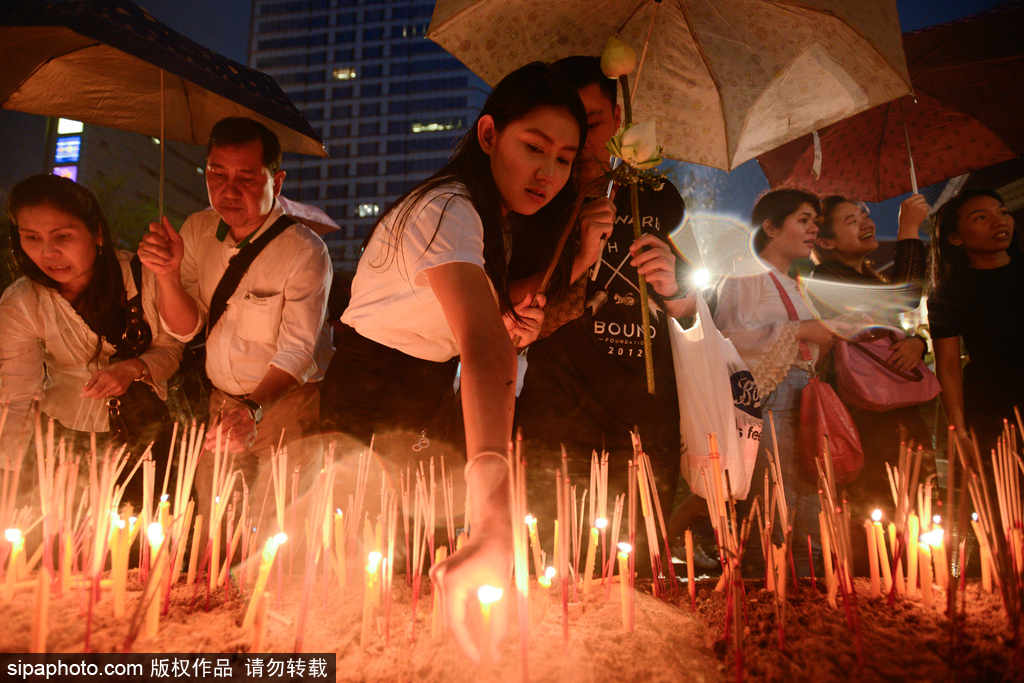 泰國慶祝佛誕節(jié) 民眾前往寺廟排隊祈福施善