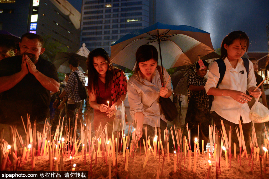 泰國慶祝佛誕節(jié) 民眾前往寺廟排隊祈福施善