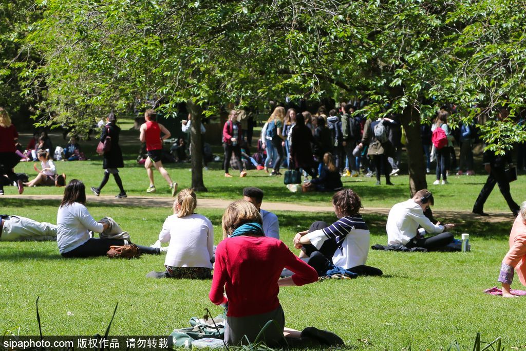 夏初季節(jié) 倫敦民眾扎堆聚集公園草地享受日光浴