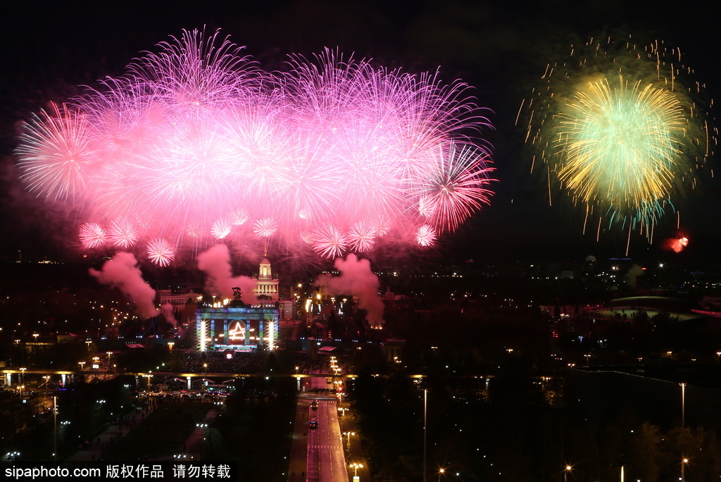 莫斯科勝利日夜晚絢爛 約1萬枚煙花裝點(diǎn)夜空