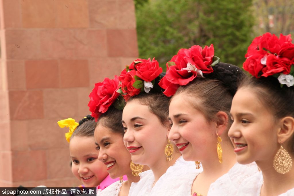 載歌載舞放飛自我 美國(guó)丹佛墨西哥裔民眾慶祝五月五日節(jié)