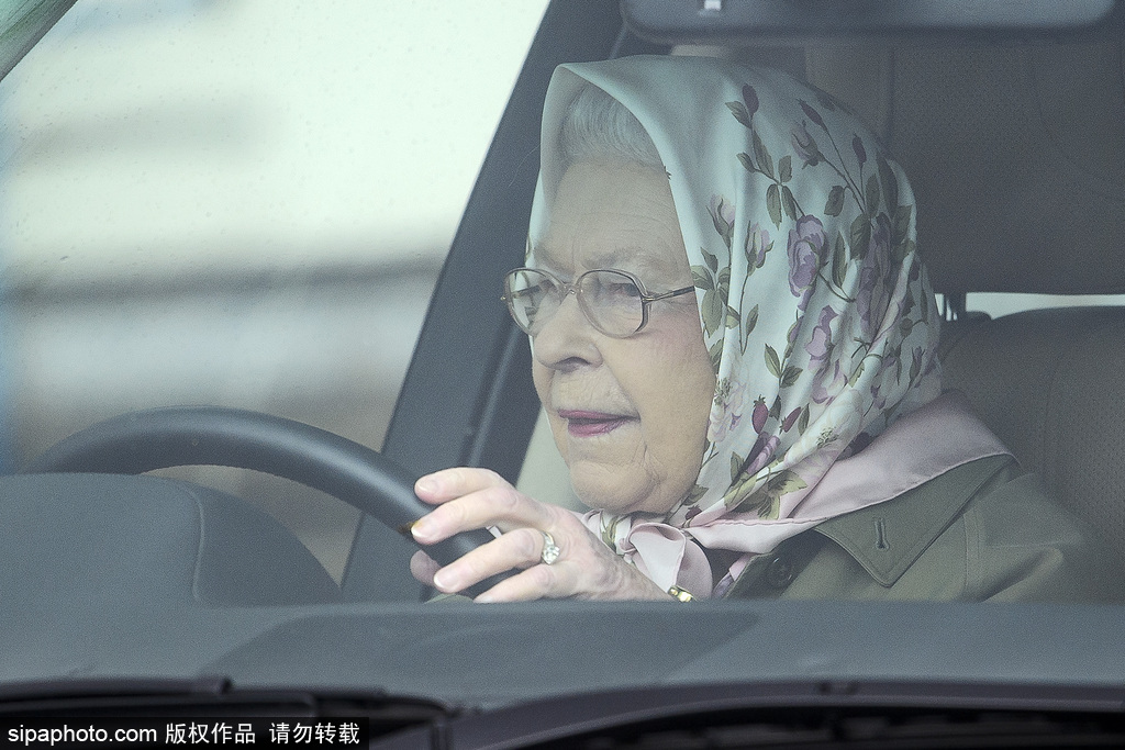 英國(guó)皇家溫莎馬展 女王又來“炫車技”