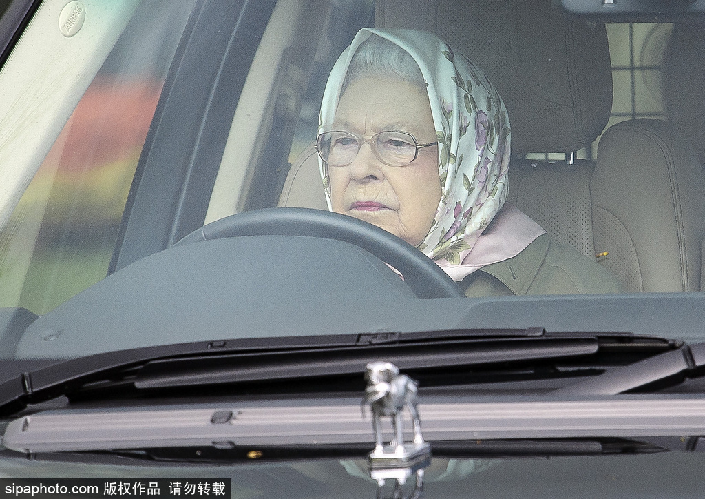 英國皇家溫莎馬展 女王又來“炫車技”