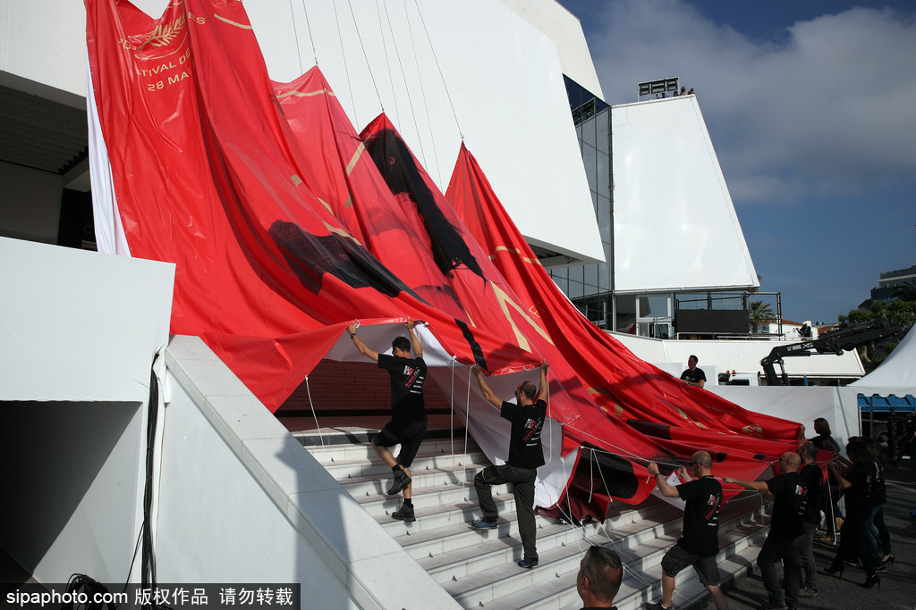 70屆戛納電影節(jié)前瞻準(zhǔn)備 巨幅海報(bào)懸掛完畢