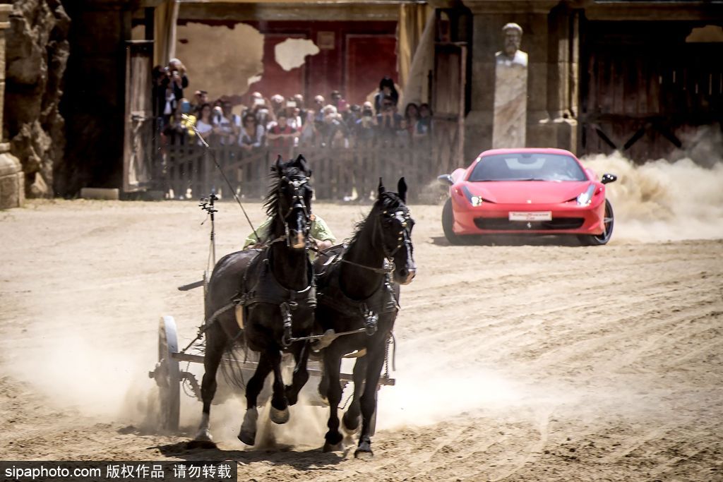 意大利最奇葩的賽事：馬車和法拉利比誰(shuí)跑得快