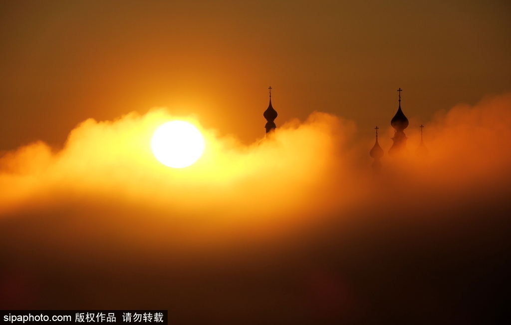 晨光中的俄羅斯伊萬諾夫州 大地籠罩朦朧霧靄