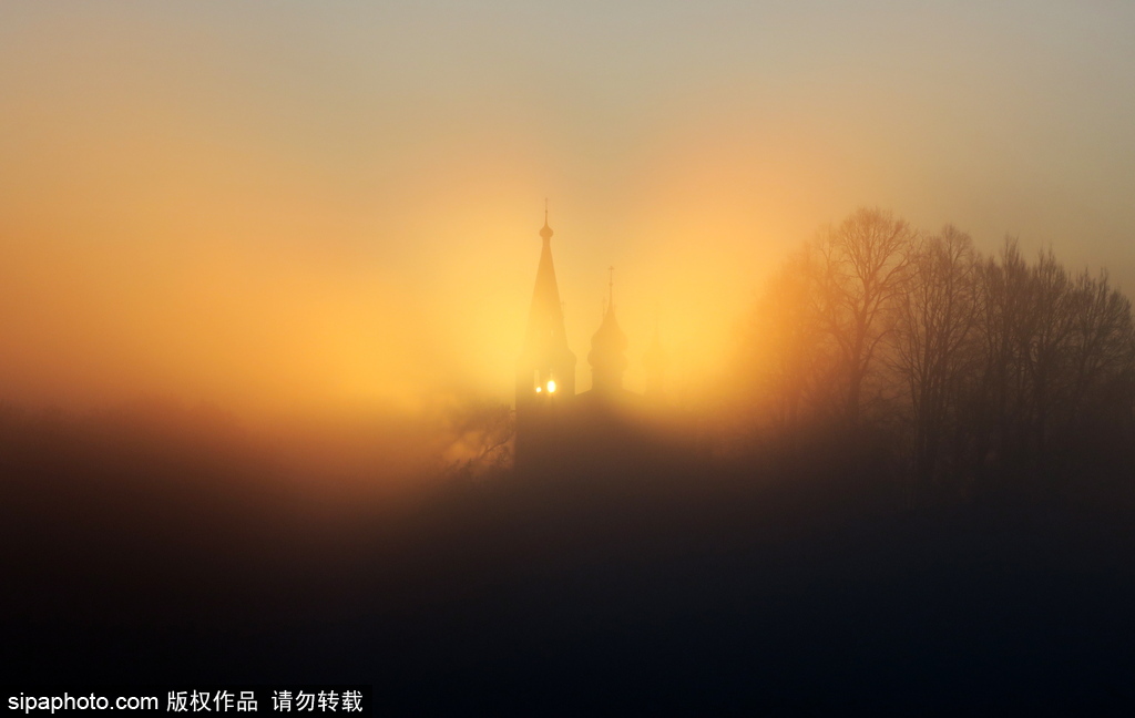 晨光中的俄羅斯伊萬諾夫州 大地籠罩朦朧霧靄