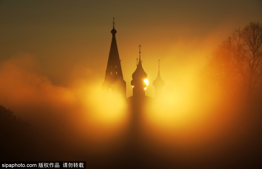 晨光中的俄羅斯伊萬諾夫州 大地籠罩朦朧霧靄