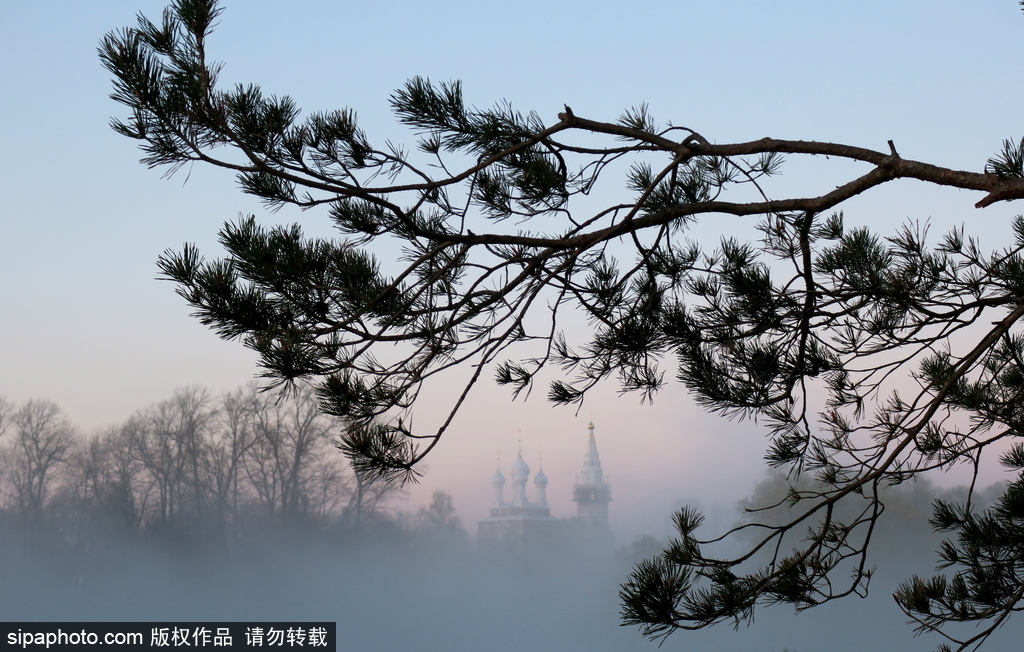 晨光中的俄羅斯伊萬(wàn)諾夫州 大地籠罩朦朧霧靄