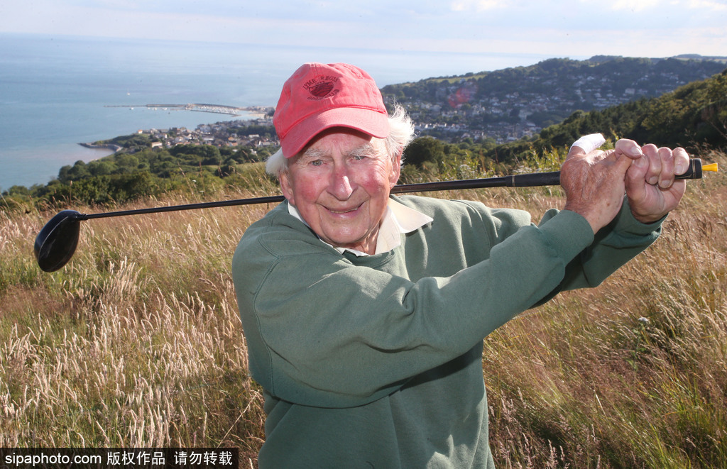 老當(dāng)益壯！ 英國(guó)94歲最高齡高爾夫球手仍然活躍在球場(chǎng)