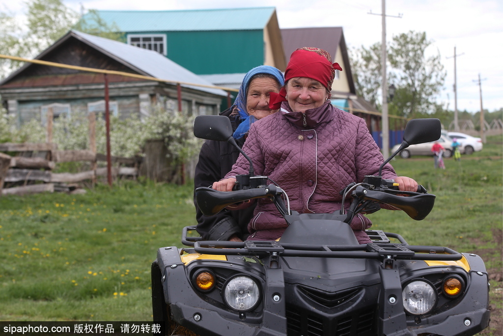 厲害了！俄羅斯老人開全地形車?yán)绲爻L(fēng)