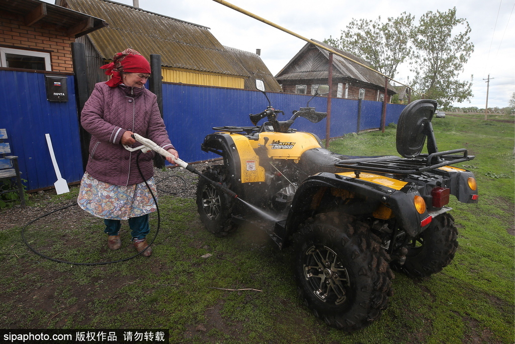 厲害了！俄羅斯老人開全地形車?yán)绲爻L(fēng)