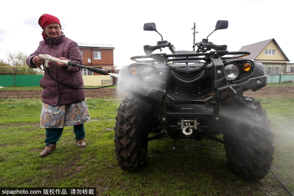 厲害了！俄羅斯老人開全地形車?yán)绲爻L(fēng)