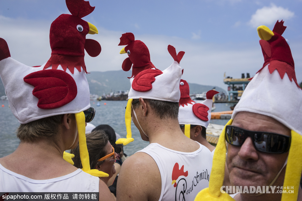 香港端午節(jié)賽龍舟活動(dòng) 雞年流行頭戴“小雞”