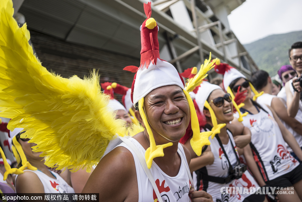 香港端午節(jié)賽龍舟活動 雞年流行頭戴“小雞”