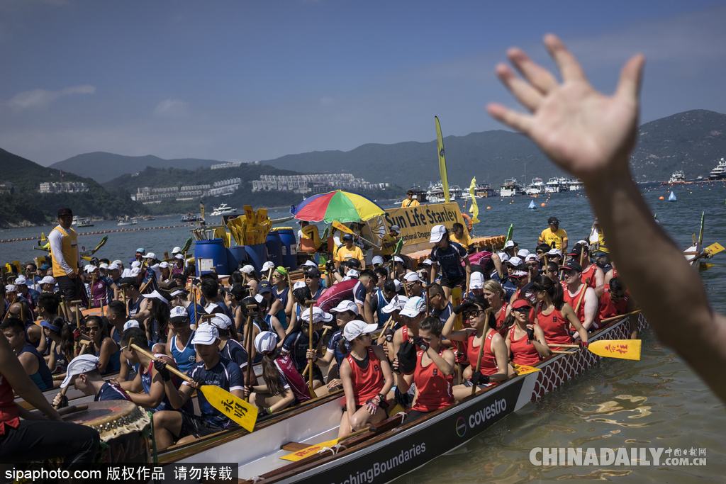 香港端午節(jié)賽龍舟活動 雞年流行頭戴“小雞”