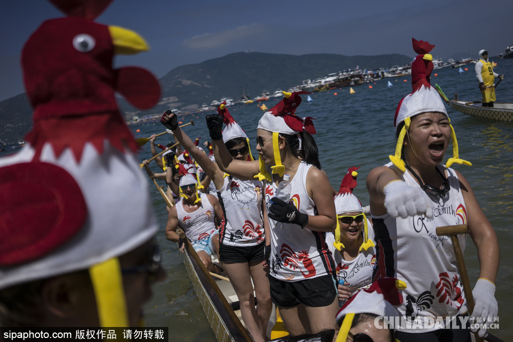 香港端午節(jié)賽龍舟活動(dòng) 雞年流行頭戴“小雞”